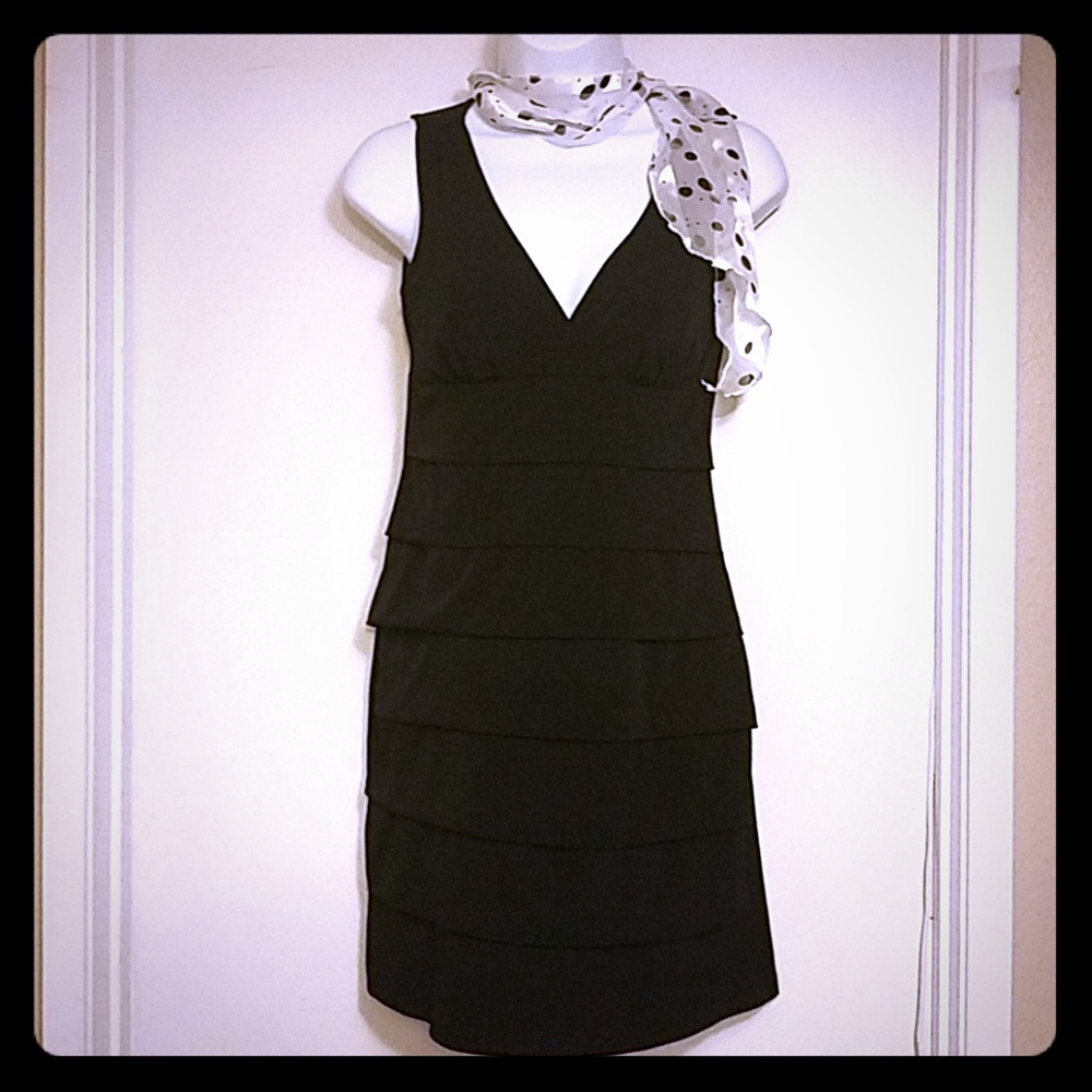 Black tiered v neck strapless cocktail dress